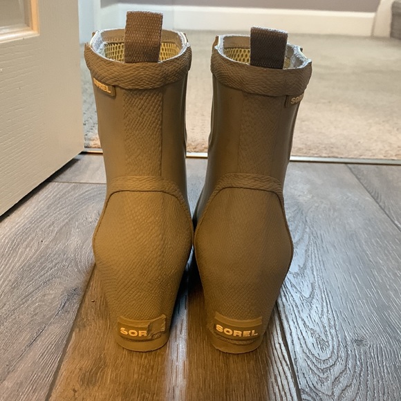Sorel size 7 rain boots - Picture 3 of 9